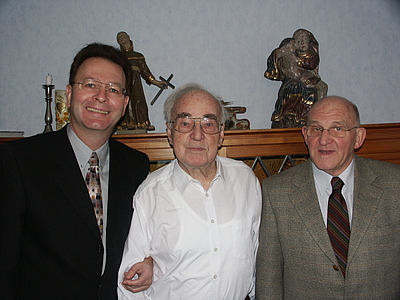 Der Gründungsschulleiter Heinrich Elz (1962-1979/ Bildmitte), sein damaliger Stellvertreter (bis 1997), Joachim Giesbert (rechts) und Schulleiter Bernd Karst (ab 1998/ links) im Jahr 2002 (40 Jahrfeier der Schule)